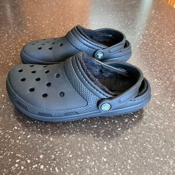 Crocs Faux Fur Lined Clogs Black size M5 W7 Shoes Dual Comfort Slip On 203591 - Picture 2 of 12